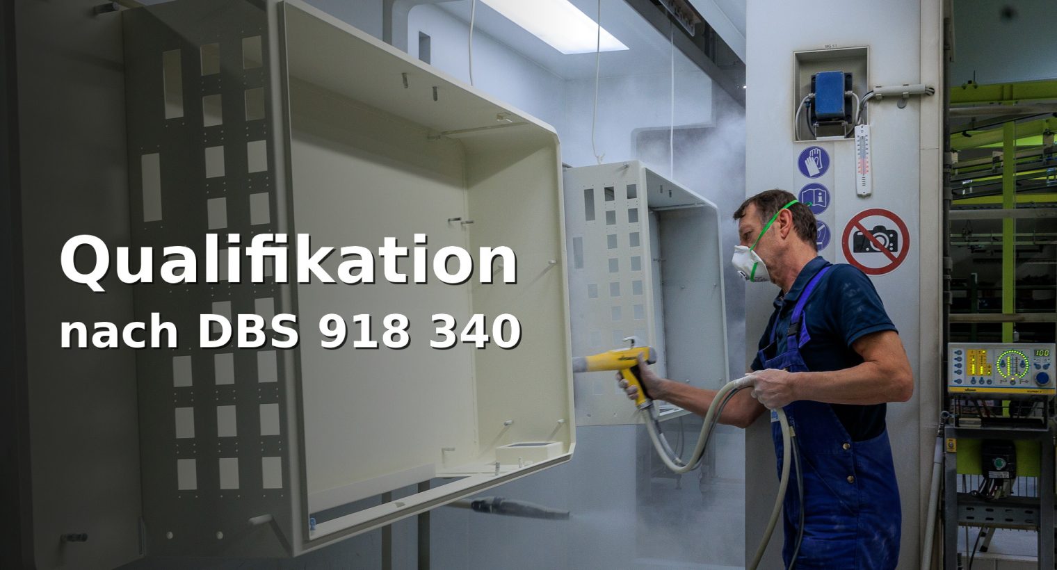 Pulverbeschichtung in der Kabine: Mitarbeiter sprüht Bauteil; links Text ‚Qualifikation – nach DBS 918 340‘.