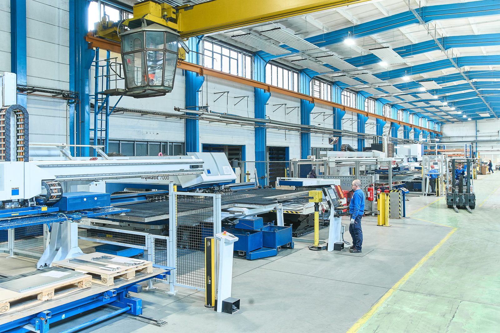 CNC-Fertigungshalle Werk Calau CNC-Stanz-Laser-Anlage in der Fertigungshalle der caleg-group, Schaltschrankbau vom Hersteller