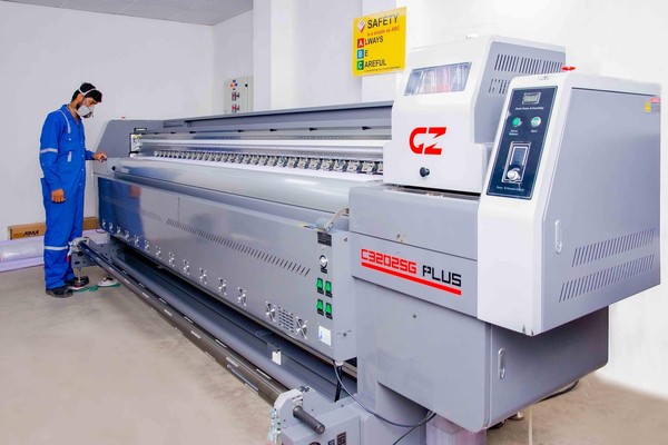 Druckmaschine mit Bediener in der Fertigung