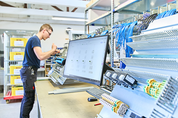 Arbeitsplatz in der Kabelkonfektionierung der caleg-group